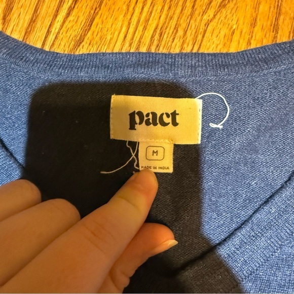 Pact V-Neck Organic Cotton Size Medium - Picture 2 of 4